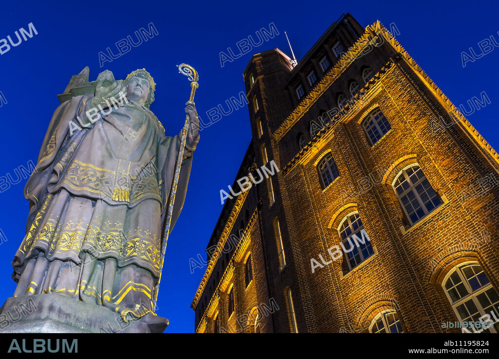 St. Ansgar Statue and Haus der Patriotischen Gesellschaft at Trostbruecke at dusk, Hamburg, Germany, Europe.