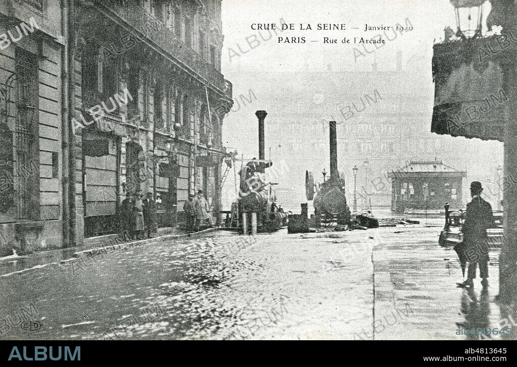 'Crue del a Seine. Janvier 1910. Paris : rue de l'Arcade'. Pompage de l'eau. Carte postale vers 1910. Credit : IM/KHARBINE-TAPABOR.