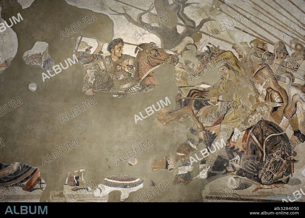 "BATALLA DE ISOS". Enfrentamiento entre ALEJANDRO MAGNO y el rey persa DARIO III en el año 333 a. C. Alejandro montado a su caballo Bucéfalo con armadura y sin casco. GUERRAS MEDICAS. Mosaico romano (siglos I o II a. C.), procedente de la Casa del Fauno, Pompeya. Museo Arqueológico Nacional. Nápoles. Italia.