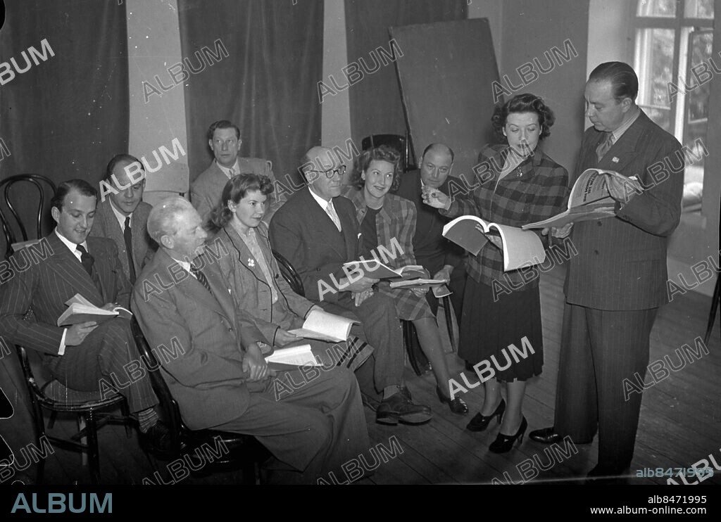 GÖTEBORG 1943-05-17.. Sångerskan Ingalill Söderman debuterar som teaterdirektris (teaterdirektör) i sommar - här en repitionsbild. Fr v Herrar Funck, Runmark, Lycke, fröken Jansson, herrar Berglund och Zetterström, fröken Krüger, hr Rydberg, fru Söderman och kapellmästare Edgardt. *** Local Caption *** GT Låda 1943-mars-april-maj-jun-jul-aug- Foto: Kamerareportage / TT / Kod: 2524.