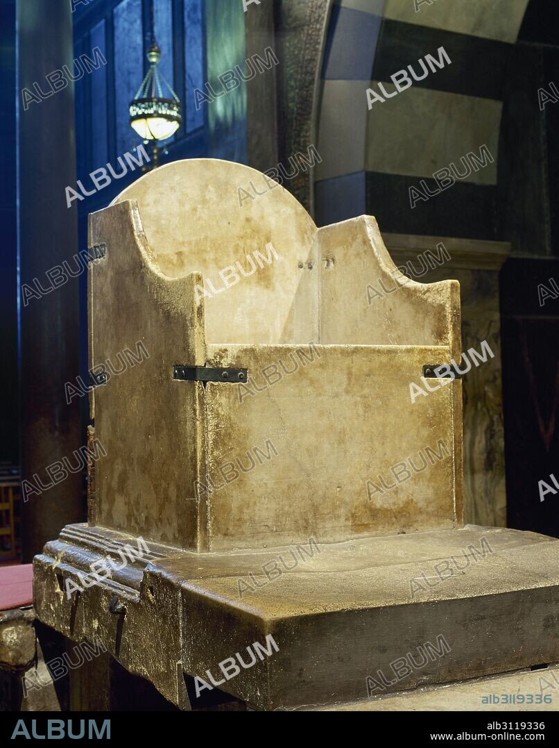 PERENNIDAD DEL TRONO IMPERIAL, conocido popularmente como TRONO DE CARLOMAGNO. Realizado en mármol, pasaba por ser una réplica del de Salomón. Ubicado en el tramo oeste de la galería superior. Entre 936-1165 se coronarón en él más de treinta reyes alemanes. CAPILLA PALATINA. AQUISGRAN. Nordrhein-Westfalen. ALEMANIA.