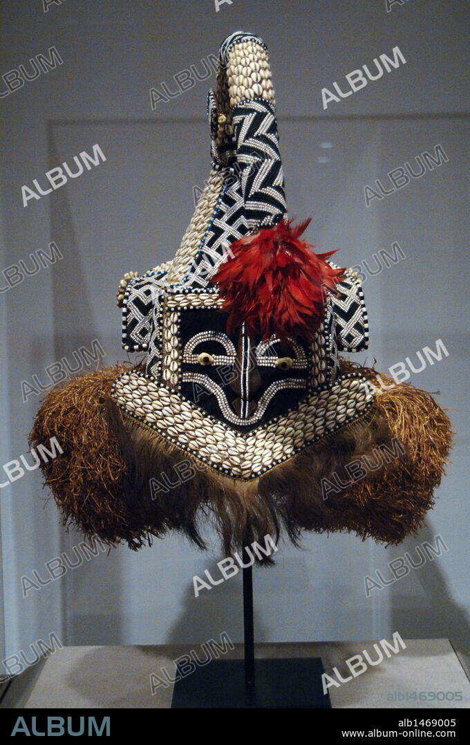 ARTE AFRICANO. SIGLO XX. REPUBLICA DEMOCRATICA DEL CONGO. CASCO MASCARA (MURKYEEM). Fechado a mediados del s. XX. CULTURA KUBA. Museo de Arte de Dallas (Dallas Museum of Art). Estado de Texas. Estados Unidos.