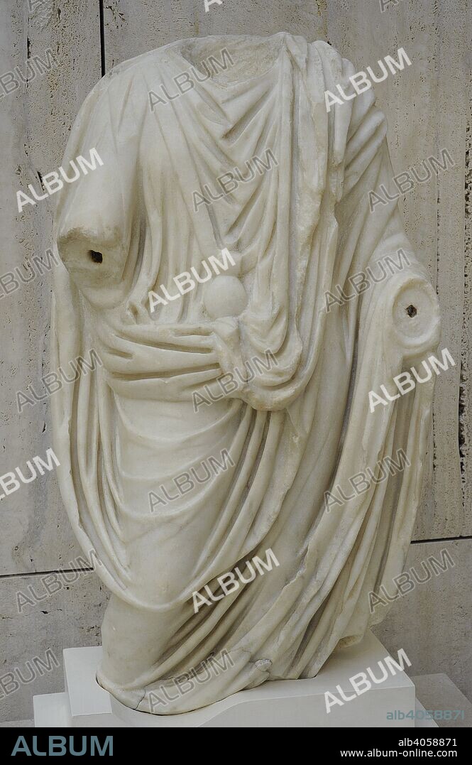 Príncipe Julio Claudio. Siglo I. Estatua de mármol. Representa a un príncipe adolescente con la toga praetexta y en el cuello el bulla, amuleto de los niños nacidos libres. Hallada en el Foro de la ciudad de Iponuba (Baena, provincia de Córdoba, Andalucía). Museo Arqueológico Nacional. Madrid. España.