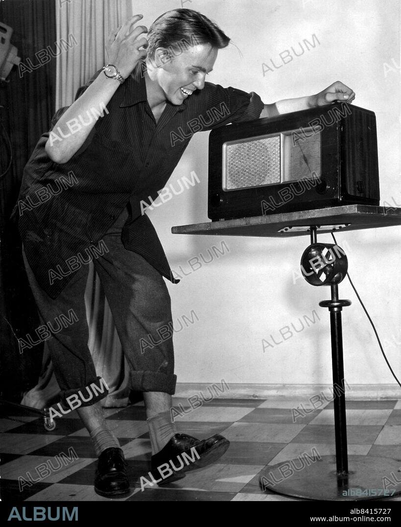 SEKLET-KULTUR-50. Arkiv 19530704 - Jan-Erik Norling spisar glupskt Gillespies "Oo-Sho-Be-Do-Be".. Foto: Olle Seijbold Code: 51. COPYRIGHT SCANPIX SWEDEN.