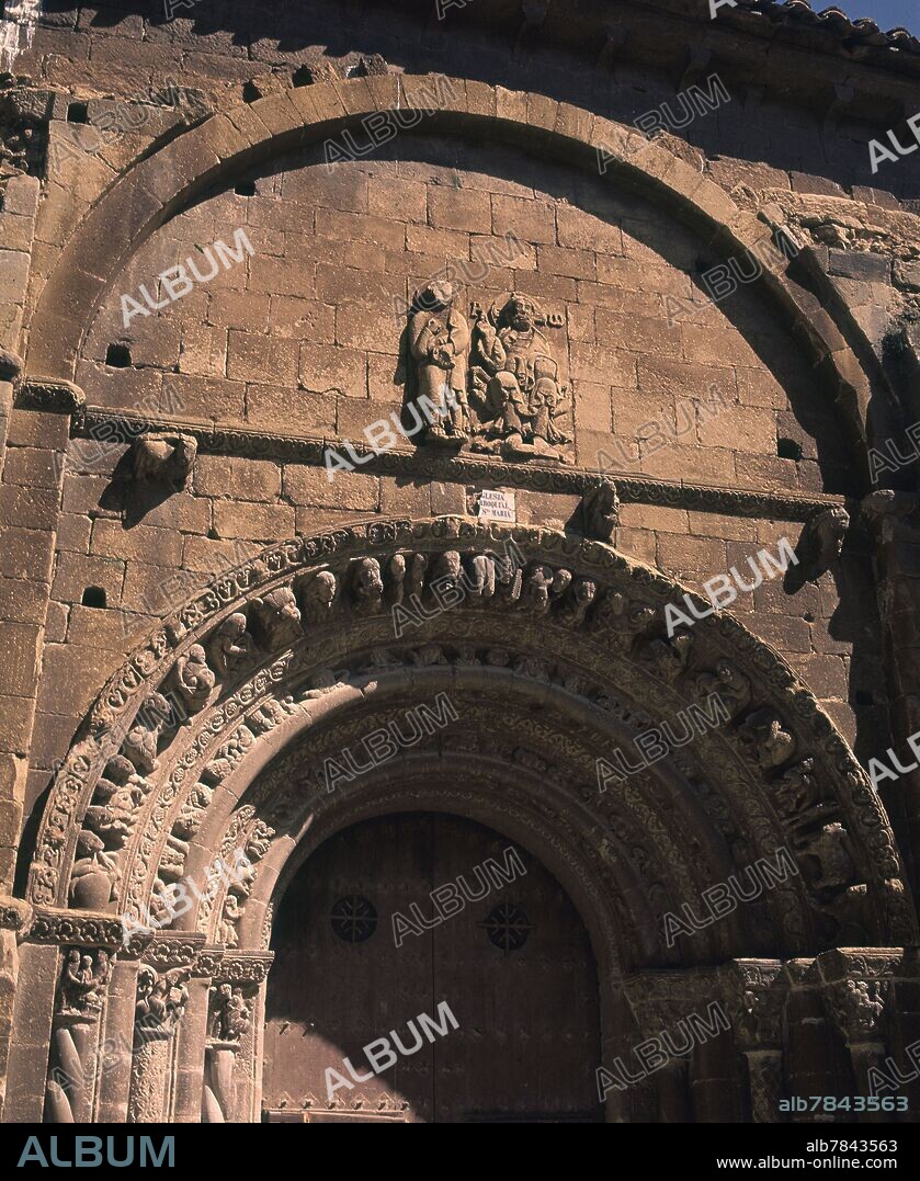 PORTADA ROMANICA DE LA IGLESIA PARROQUIAL.