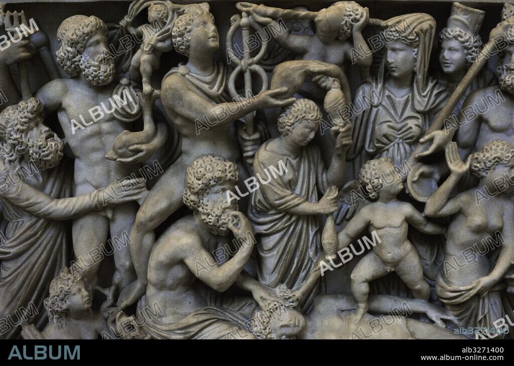 Sarcófago romano procedente de un mausoleo de la antigua Pozzuoli con la leyenda de la creación del hombre por parte de Prometeo. Mármol blanco de Pozzuoli. Siglo IV a. C. En la composición aparecen, Prometeo, Psique, Poseidon, Zeus, Hera, Hades y Hermes. Los carros de Selene y Apolo. Detalle. Museo Arqueológico Nacional. Nápoles. Italia.