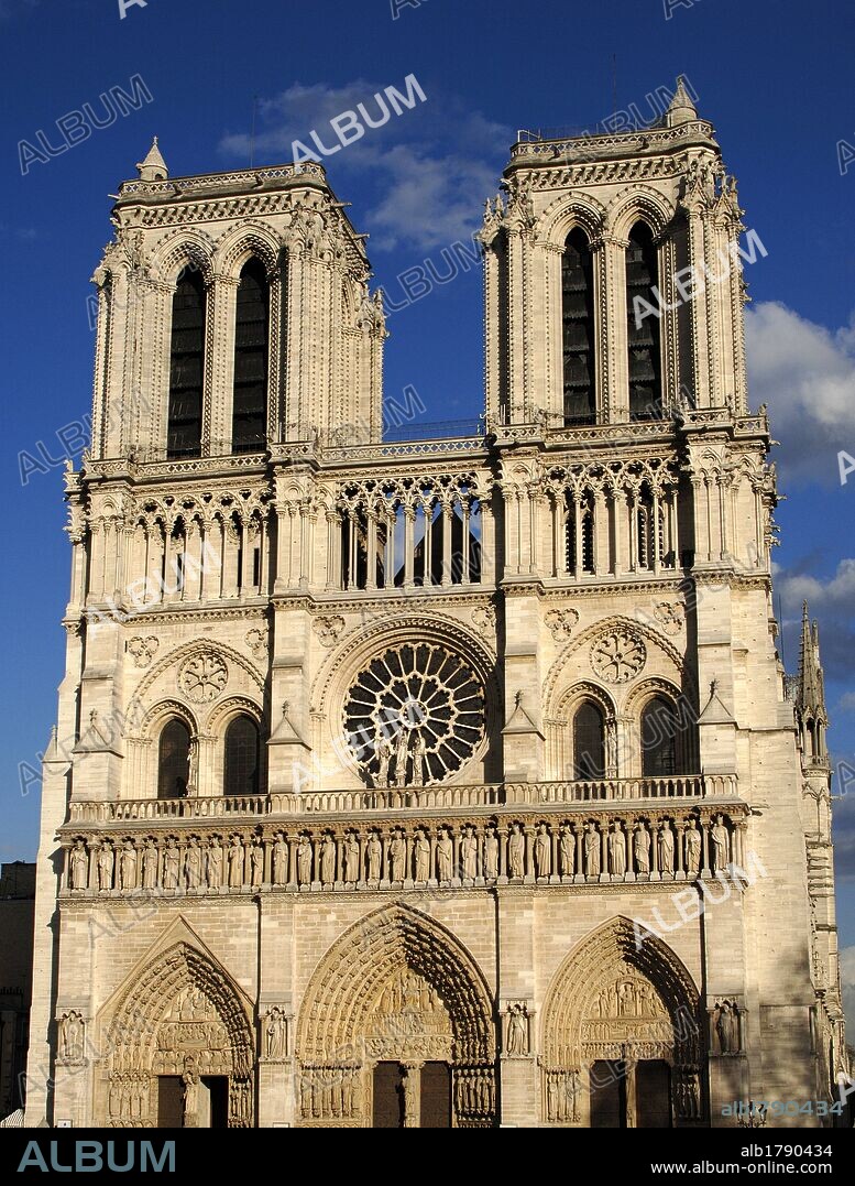FRANCIA. PARIS. Vista de la FACHADA PRINCIPAL de la CATEDRAL DE NOTRE DAME (1163-1250), construida en estilo gótico por orden del obispo Eudes de Sully. Consta de tres cuerpos superpuestos, con tres grandes pórticos en su zona inferior.