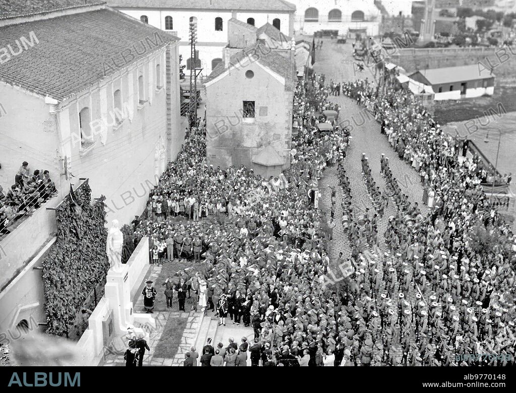 Momento del descubrimiento del monumento Erigido en memoria del teniente coronel del grupo de Regulares de Ceuta número 3, D. Santiago González Tablas y García Herrero, muerto gloriosamente en la toma de Tazarut, el 12 de mayo de 1922.