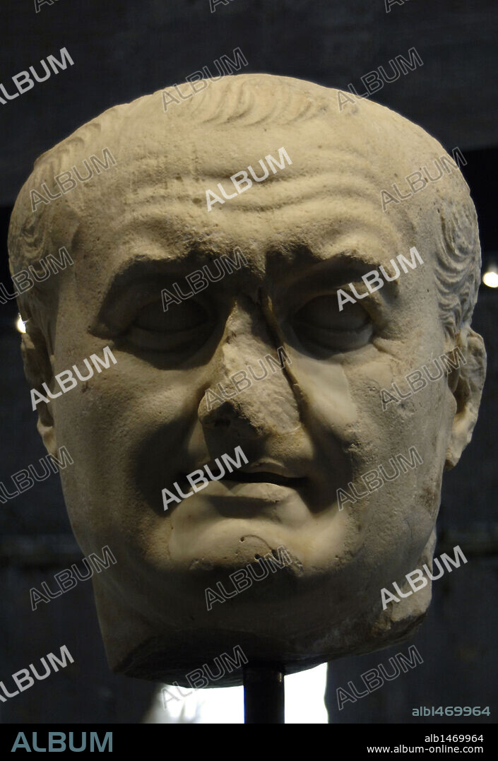 VESPASIANO (Titus Flavius Vespasianus) (9-79). Emperador romano (69-79). Fundador de la dinastía Flavia. CABEZA COLOSAL DE VESPASIANO realizada en mármol. Epoca de Domiciano. Procede del Museo Arqueológico Nacional (Nápoles). Exposición temporal "Divus Vespasianus. El bimilenario de los Flavios". Curia Julia. Roma. Italia.