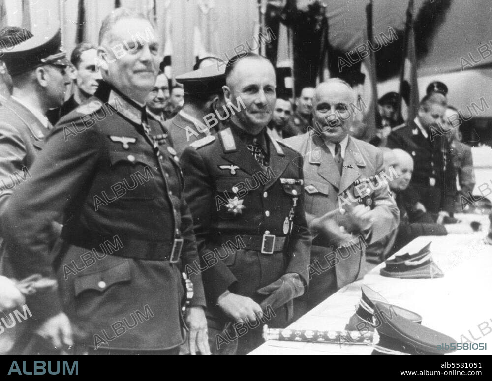 Berlin, 30. September 1942. Eröffnung des Kriegswinterhilfswerks durch eine Großkundgebung im Berliner Sportpalast. Auf der Ehrentribüne, v. l. n. r: Generalfeldmarschall Keitel, Generalfeldmarschall Rommel und Reichsorganisationsleiter Ley. Foto.
