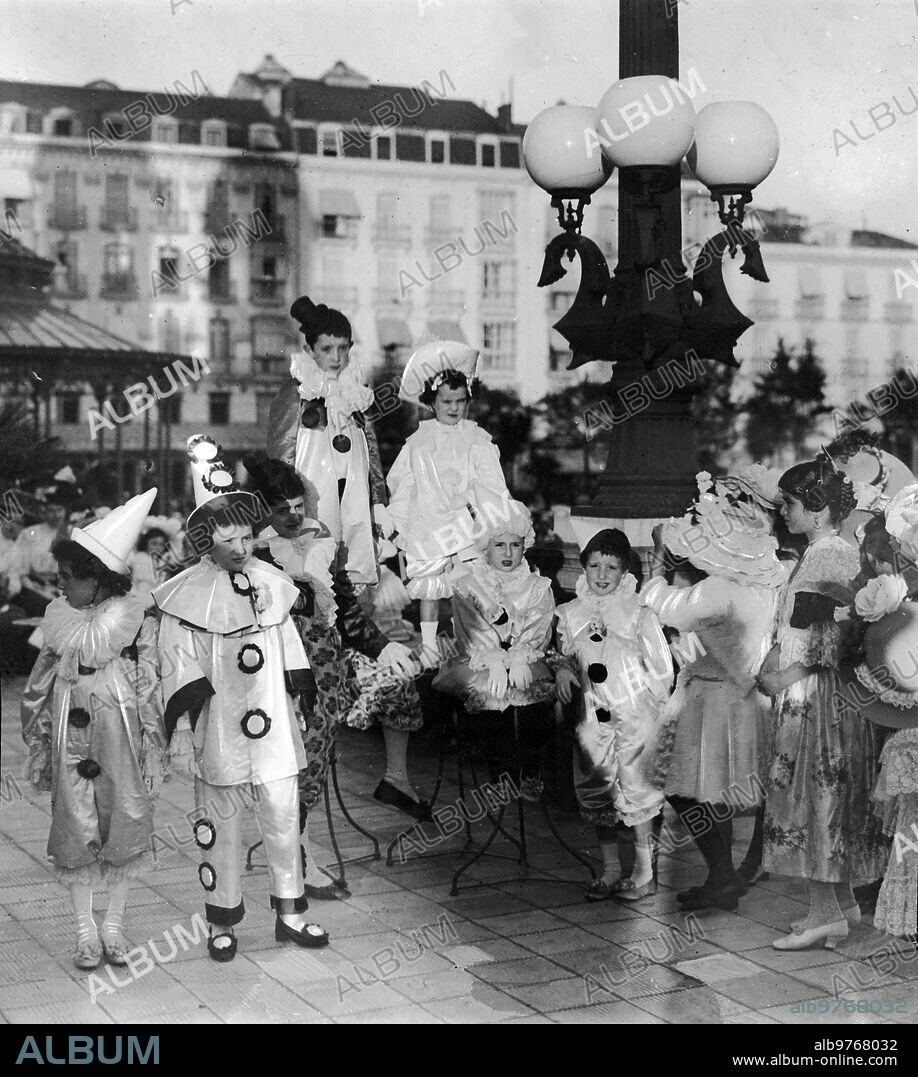 Septiembre 1908. San Sebastian, festival Infantil. Los Niños Cuyos Disfraces Llamaron mas la atención en el festival infantil de Trajes celebrado anteayer en la terraza del gran casino.