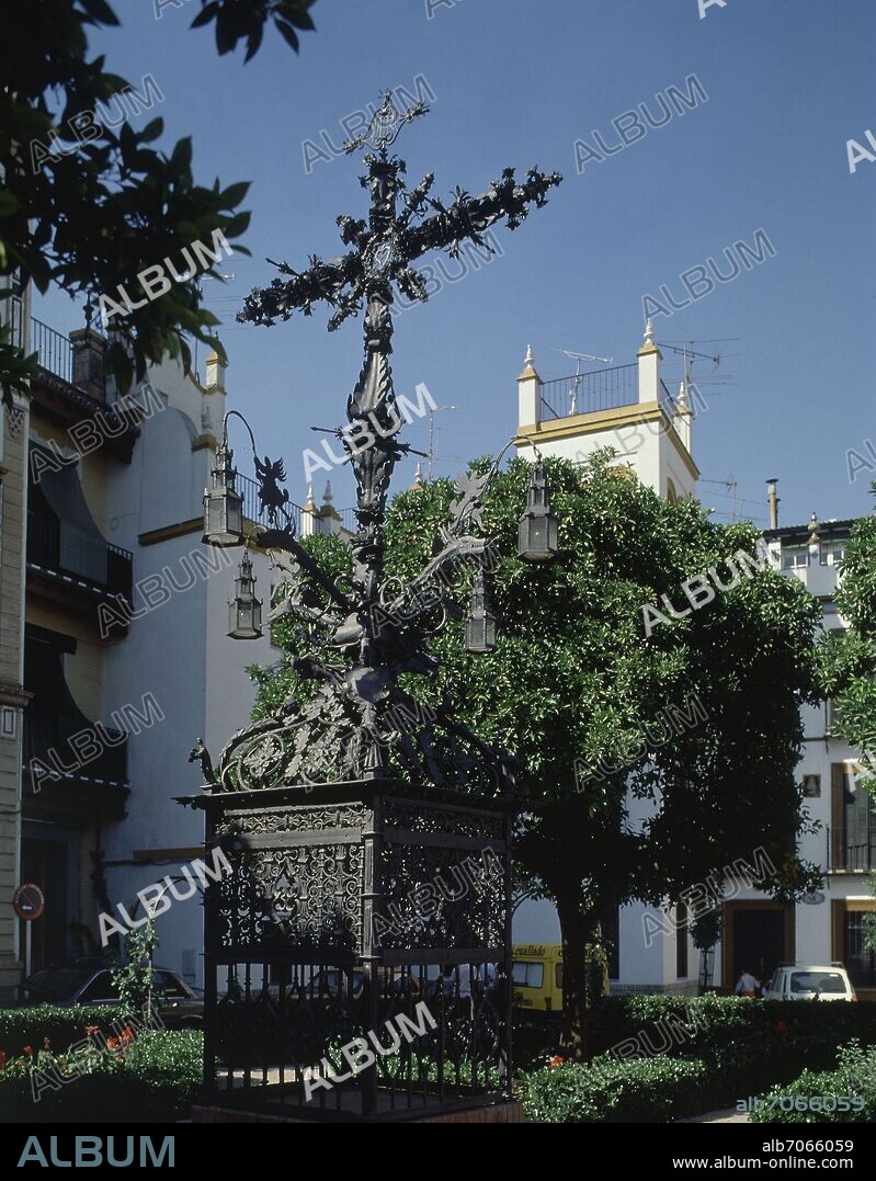 SEBASTIAN CONDE (S XVII) MAESTRO REJERO. BARRIO DE SANTA CRUZ - PLAZA CON LA CRUZ DE FORJA REALIZADA EN 1692.