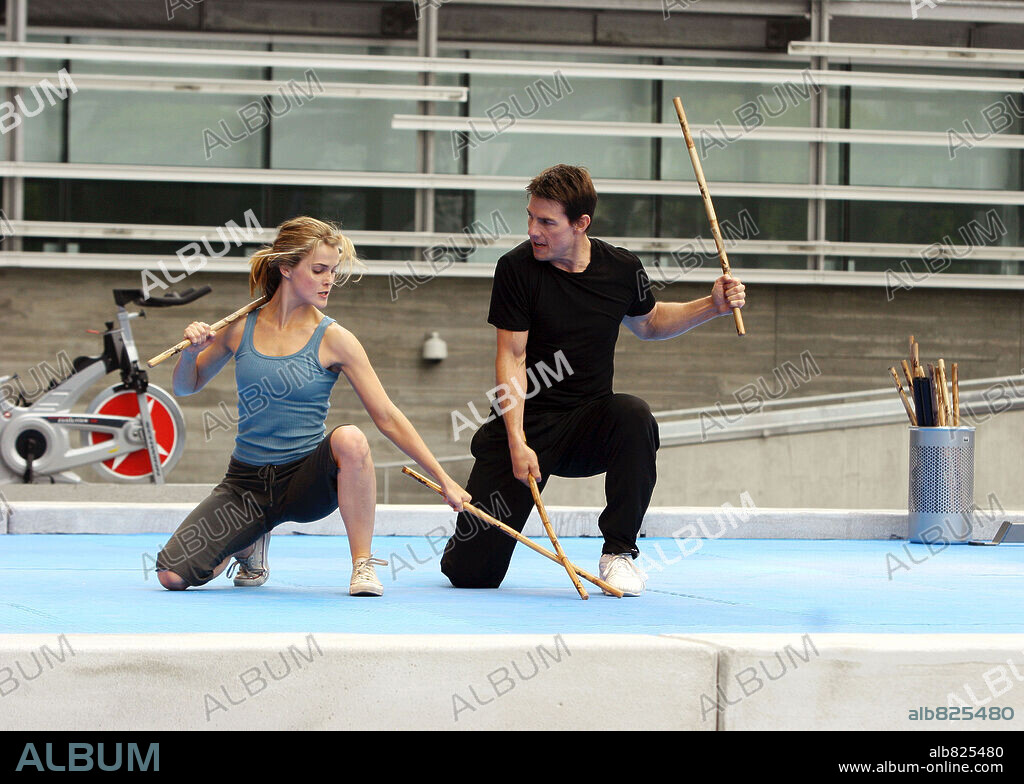 KERI RUSSELL and TOM CRUISE in MISSION: IMPOSSIBLE III, 2006, directed by J. J. ABRAMS. Copyright PARAMOUNT PICTURES / VAUGHAN, STEPHEN.