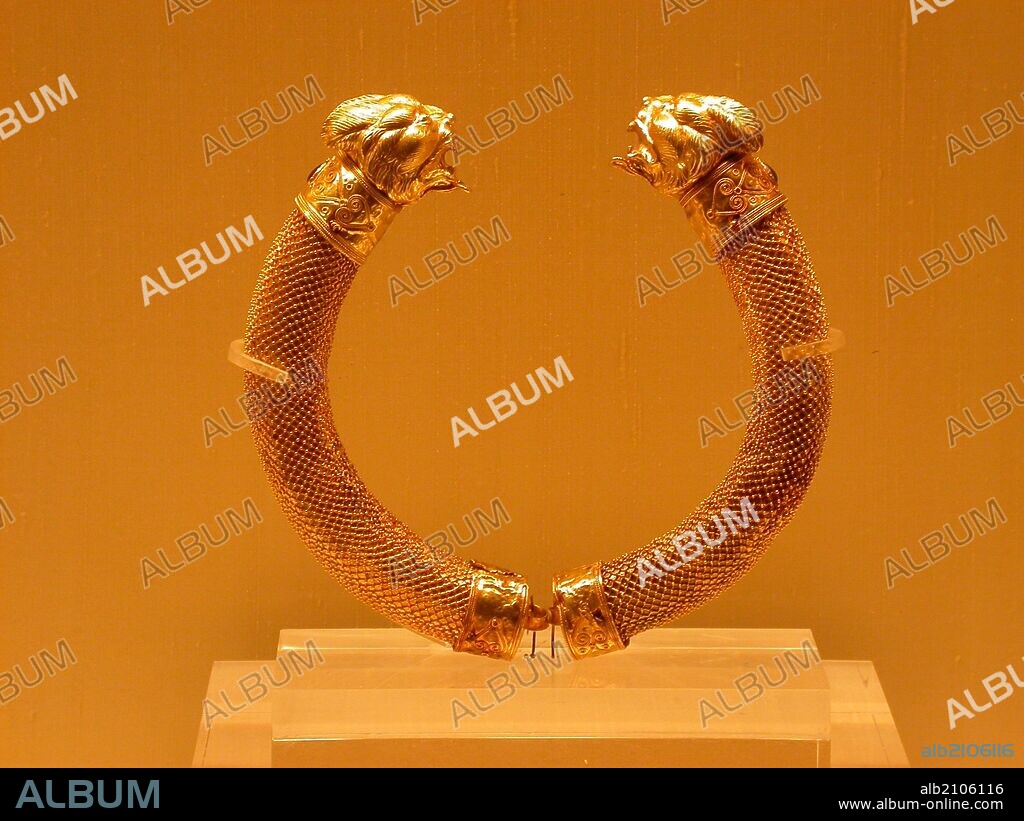 TORQUE DE GARLIQUI TESALIA. DETALLE. CABEZA DE LINCE. CELTA. (DEPOSITO: MUSEO ARQUEOLOGICO NACIONAL).