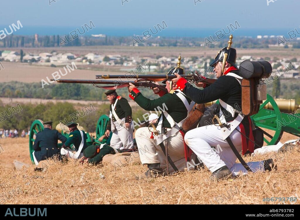 Ukraine, Halbinsel Krim, Ort Wilino, militarhistorisches Festival "Die Schlacht an der Alma" zwischen dem anglo-franzosischen Expeditionskorps und den russischen Truppen am 20. September 1854, das erste Aufeinandertreffen der Kriegsparteien im Krimkrieg 1853-1856; Infanteristen und eine Stellung der russischen Artillerie, 2012.
