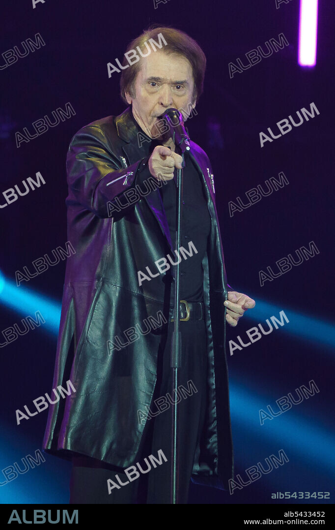 RAPHAEL (CANTANTE). January 9, 2022, Madrid, Spain: Miguel Rafael Martos SÃ¡nchez, better known as Raphael performs at the solidarity concert 'Music with La Palma: Stronger than the volcano' at Wizink Center, in Madrid. (Credit Image: © Atilano Garcia/SOPA Images via ZUMA Press Wire).