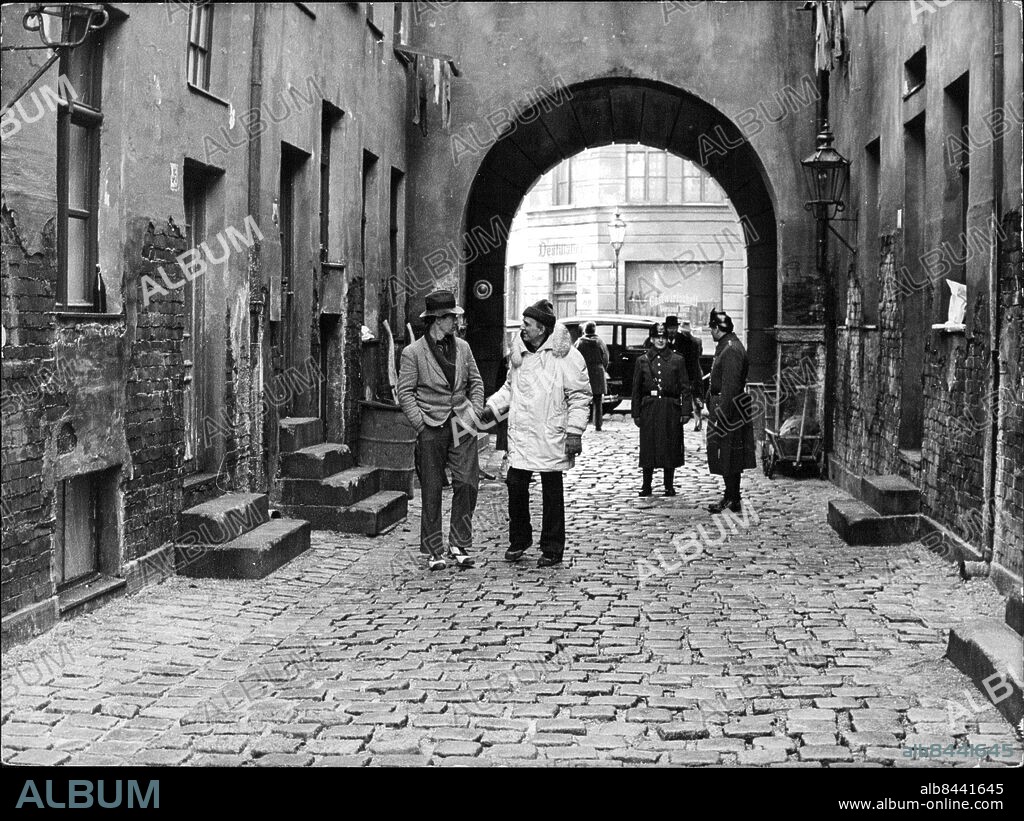 München 1979-02-03. Regissören Ingmar Bergman (th) tillsammans med huvudrollsinnehavaren David Carradine under inspelningen av "Ormens ägg". Foto: SvD / TT / kod 12014.