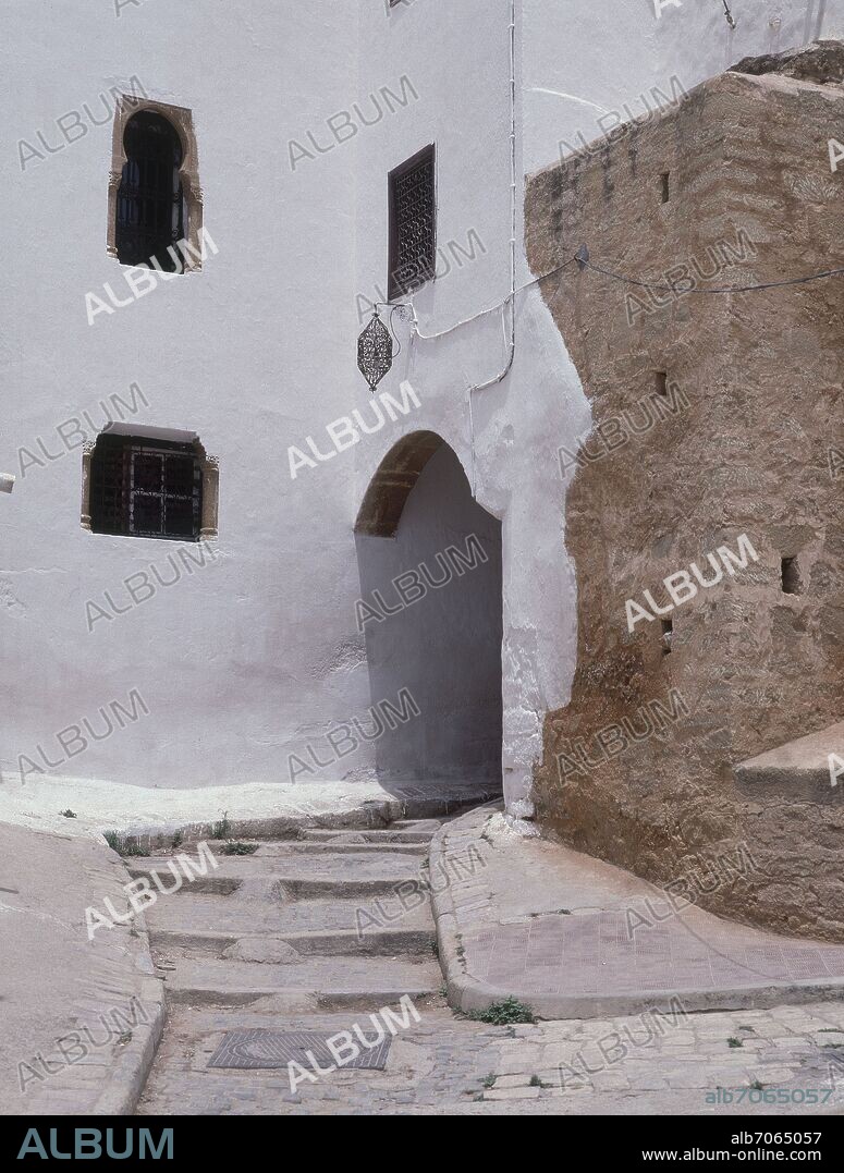 KASBA O CIUDADELA ANTIGUA-PASADIZO EN UNA CALLE.