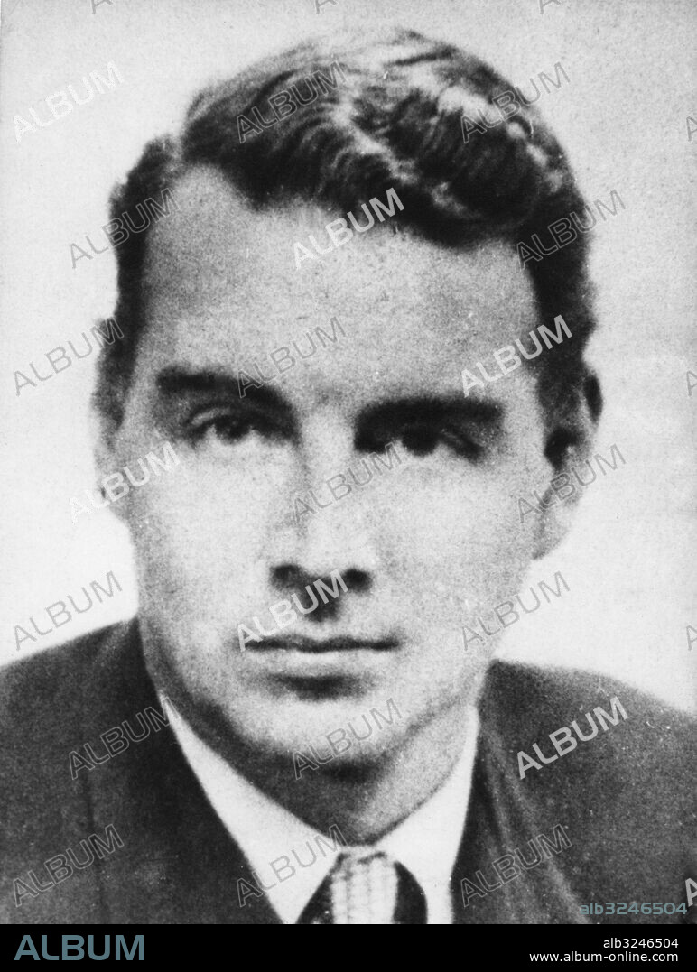 Orig. bildtext...GUY BURGESS EST MORT. Guy Burgess qui, avec MacLean, s'était enfui d'Angleterre en 1951 pour l'URSS, est mort vendredi dans un hôpital de Moscou d'une crise cardiaque. Il était âgé de 53 ans. Orig. bildtext... RIDDLE OF BRITISH DIPLOMAT Is Guy Burgess, the british diplomat, returning to Britain after 11 years in Russia? The mystery surrouning Burgess and another diplomat, Donald Maclean, began when Scotland Yard applied yesterday for arrest warrants beacuse the two men were believed to be about to leave Russia. At first it seemes that Burgess and Maclean were on a flight from Moscow to London airport. But they were not on the plane. Today detectives have een to Tilbury Docks in case the ex-doplomats were on a Russian ship, Baltika. In the House of Commons today, members of parliament demanded to know how the information about the two had been leaked and wheter they had now been warned off by Scotlans Yard's action in applying for warrants. This picture is of Burgess, who served at one time in the British embassy in Washington. He was a close colleague of Maclean, and the two men disappeared together from Britain when they learnt that the authorities suspected them of passing information to the russians. Anm. G Burgess, 1911-1963, brittisk spion. Flydde 1951 till Moskva tillsammans med sin medbrottsling Donald Maclean och stannade där till sin död. Armémuseums utställning Spioner 2006 sites: STORBRITANNIEN.