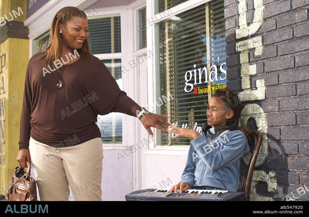 PAIGE HURD and QUEEN LATIFAH in BEAUTY SHOP, 2005, directed by BILLE WOODRUFF. Copyright METRO GOLDWYN MAYER / EMERSON, SAM.