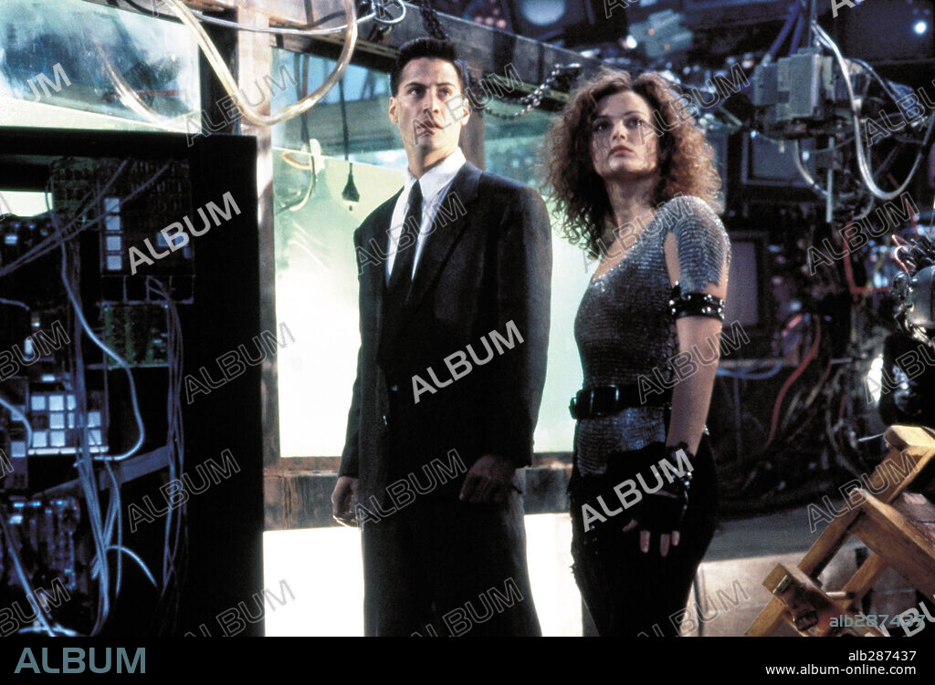 DINA MEYER and KEANU REEVES in JOHNNY MNEMONIC, 1995, directed by ROBERT LONGO. Copyright COLUMBIA TRI STAR / SEIDA, TAKASHI.