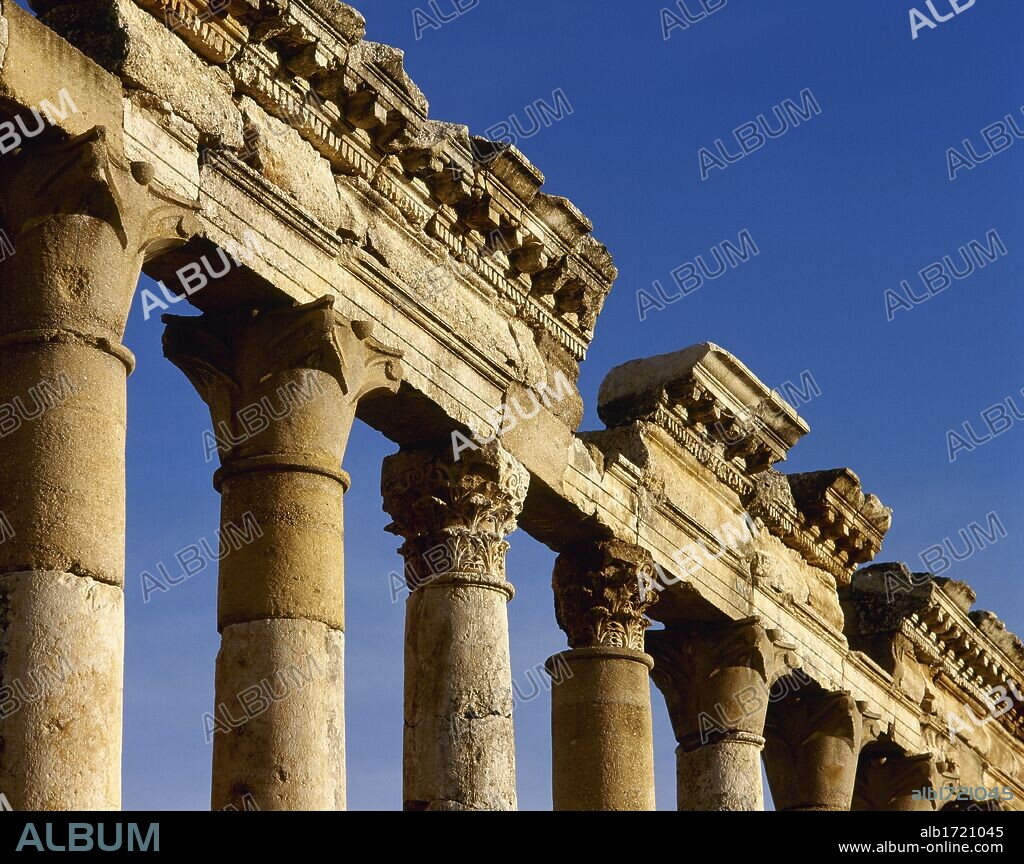 ARTE ROMANO. SIRIA. APAMEA (AFAMIA). Ciudad romana que pasó a formar parte del Imperio Romano a partir del año 64 a. C. Detalle de la parte superior de la columnata del CARDO MAXIMUS, principal arteria de la ciudad. Toda la avenida se encuentra columnada con fustes estriados.