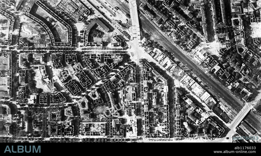 Serios daños a la ciudad de Berlín tras recientes bombardeos por parte de comandos de bombarderos de la R.A.F.