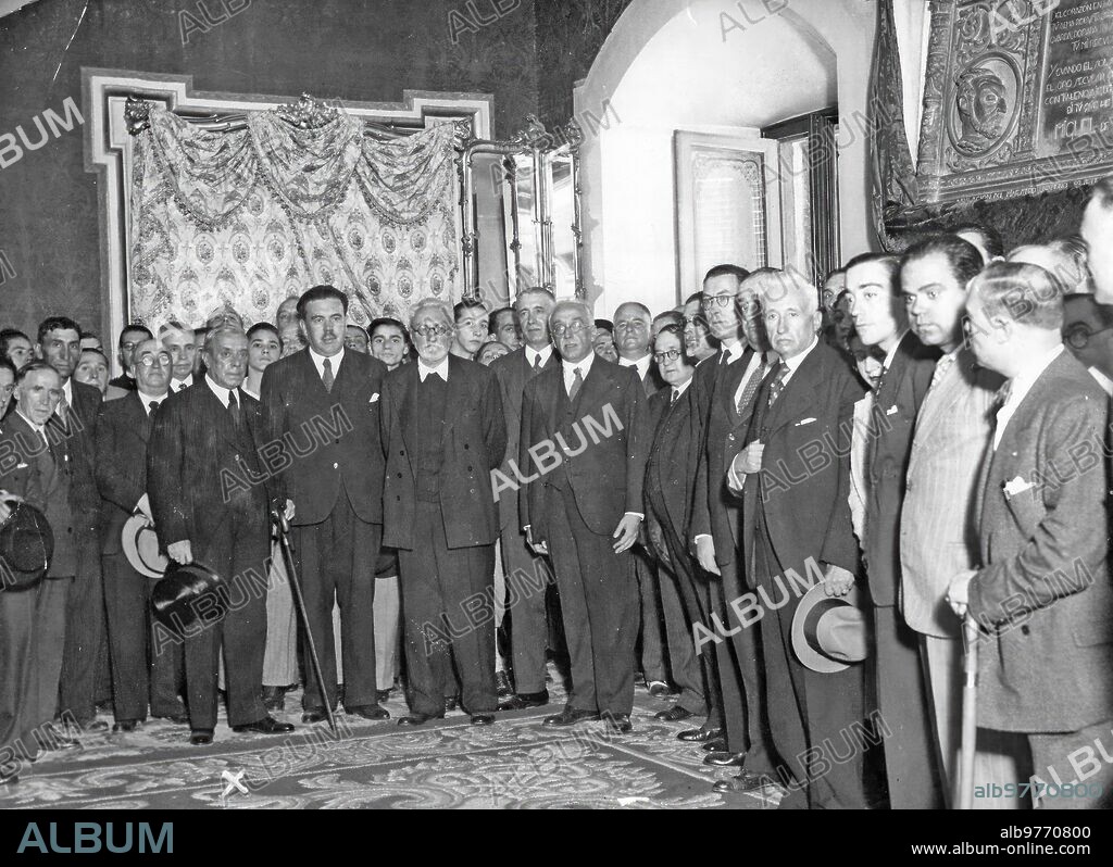 ALFONSO SÁNCHEZ PORTELA. September 28, 1934. Salamanca, - tribute to the distinguished professor Don Miguel de Unamuno, the president of the republic Presiding over the solemn ceremony held in the Salmantino town hall, to unveil a tombstone in the Session Hall Dedicated to the illustrious rector Don Miguel Unamuno.