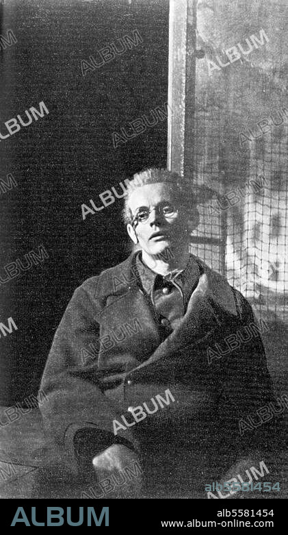 Borchert, Wolfgang, Schriftsteller, Hamburg 20.5.1921 - Basel 20.11.1947. Werke: Draußen vor der Tür, 1947. Szenenbild der Uraufführung in den Hamburger Kammerspielen vom 21.11.1947: Hans Quest als Beckmann. Foto.