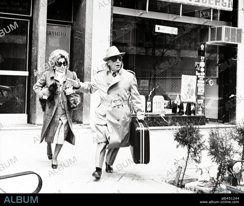 ISABEL GARCES y PACO MARTINEZ SORIA en EL ABUELO TIENE UN PLAN, 1973, dirigida por PEDRO LAZAGA. Copyright FILMAYER.