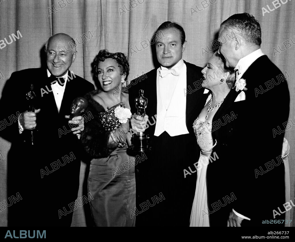 BOB HOPE, CECIL B DEMILLE, DON HARTMAN, GLORIA SWANSON y MARY PICKFORD. 25ª Edición de los Premios Oscar / 1953. 
Cecile B. De Mille con el Oscar a la mejor película "El mayor espectáculo del mundo". Bob Hope premiado con el Oscar honorífico por su aportación al género de la comedia y a su servicio a la indústria cinematográfica. Les acompañan los actores Don Hartman, Gloria Swanson y Mary Pickford. 1953