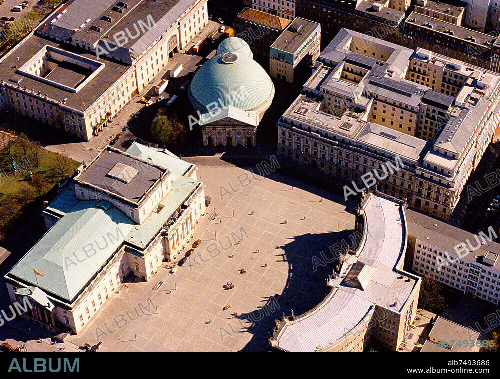 Platz im Berliner Ortsteil Mitte(umgangssprachlich Opernplatz). Zunächst Platz am Opernhaus. Ab 1910 Kaiser-Franz-Joseph-Platz, wurde jedoch umgangssprachlich weiter Opernplatz genannt. Seit dem 31. August 1947 umbenannt nach dem SPD-Politiker August Bebel.
