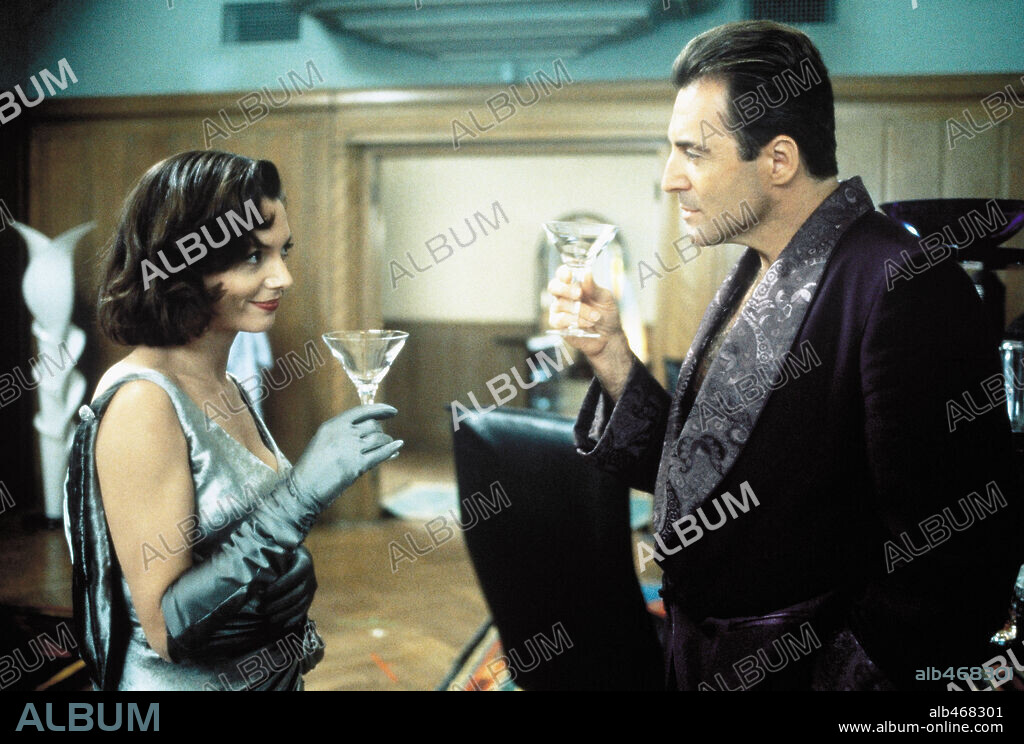ARMAND ASSANTE and JOANNE WHALLEY-KILMER in TRIAL BY JURY, 1994, directed by HEYWOOD GOULD. Copyright WARNER BROTHERS / HARVEY, GAIL.