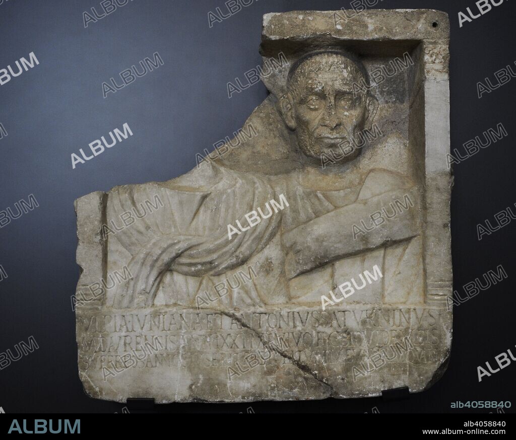 Edículo con los retratos del matrimonio Ulpia Iuniana y Antonio Saturnino. Naturales de Madaura, Argelia. Fallecieron en la colonia Augusta Emérita. Siglo III. Mármol. Augusta Emérita (Mérida, provincia de Badajoz). Museo Arqueológico Nacional. Madrid. España.