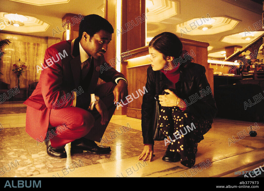 AUDREY TAUTOU and CHIWETEL EJIOFOR in DIRTY PRETTY THINGS, 2002, directed by STEPHEN FREARS. Copyright CELADOR PRODUCTIONS.