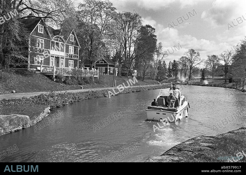 1968-05-08.. Båten Gia II passerar Göta Hotell i Motala under sin färd på Göta kanal.. Foto: Bo-Aje Mellin / RiR / SVT / Kod: 5600. Reportage publ. i RiR 24/68 sid. 12-14, 50 inför TV-programmet Göta kanal - en farled till nytta eller nöje? samt ett radioprogram.. RiR 19029 sv/v neg  . Kanaler Båtar Exteriör.