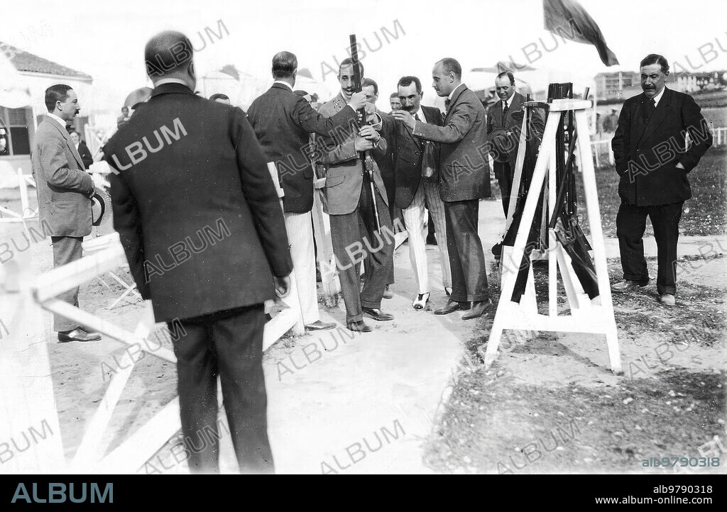 Agosto 1915. El veraneo de los Reyes. S. M. el Rey en el tiro de pichón de Santander Conversando con los Tiradores que se Disputaron el premio del ministro de fomento.