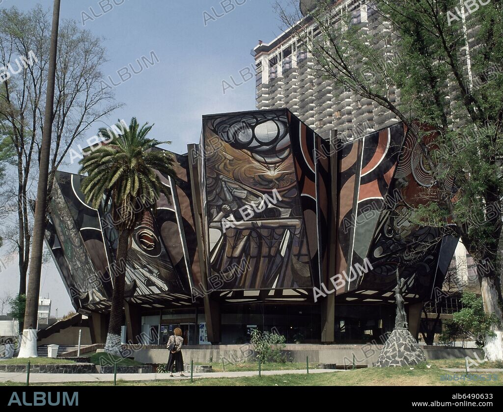 DAVID ALFARO SIQUEIROS (1896-1974). POLIFORUM CULTURAL DE SIQUEIROS - PINTURAS EN LA FACHADA - FOTO AÑOS 90.