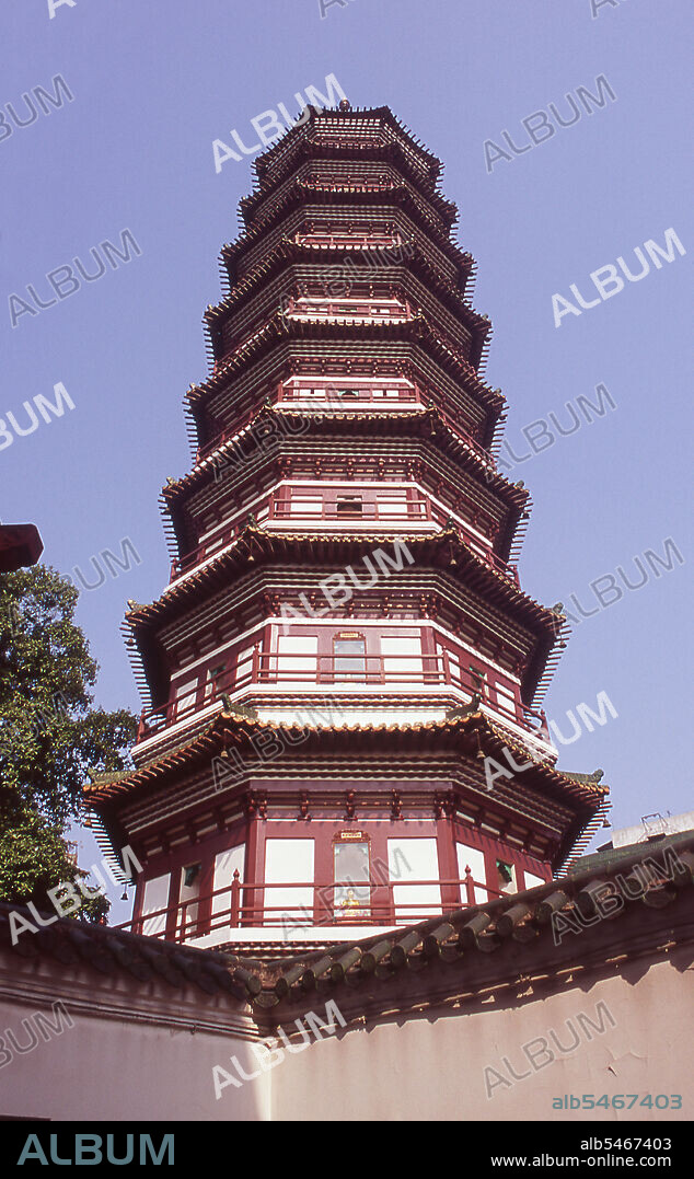 Liurong Si (Temple of the Six Banyan Trees), was founded over 1,400 years ago. The trees that inspired the 11th-century poet and calligrapher Su Dongpo to name the temple have since died. Overlooking it all is the Hua Ta (Flower Pagoda), a slender relic of the Song dynasty, built in 1097.