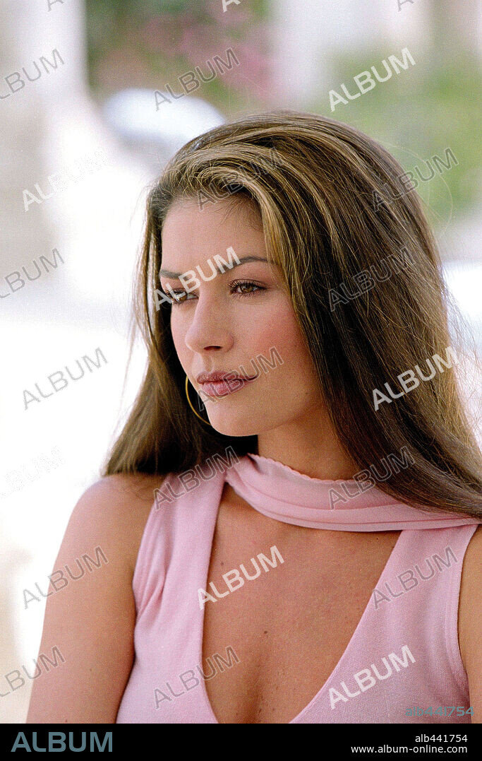 CATHERINE ZETA-JONES en CRUELDAD INTOLERABLE, 2003 (INTOLERABLE CRUELTY), dirigida por ETHAN COEN y JOEL COEN. Copyright UNIVERSAL PICTURES.