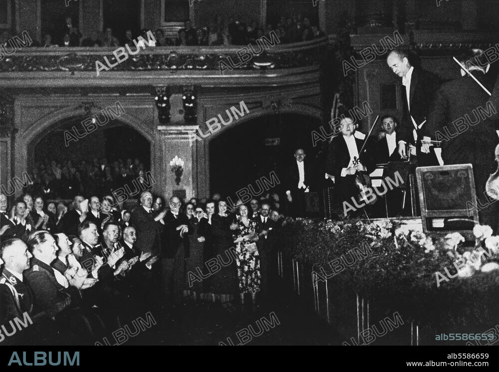 Furtwängler, Wilhelm chef d'orchestre, Berlin 25.1.1886 - Ebersteinburg. (Baden-Baden) 30.11.1954. Concert de l'Orchestre Philharmonique de Berlin sous la direction de Furtwängler. Au premier plan, Hitler, Goering et Goebbels. Photo, vers 1934.