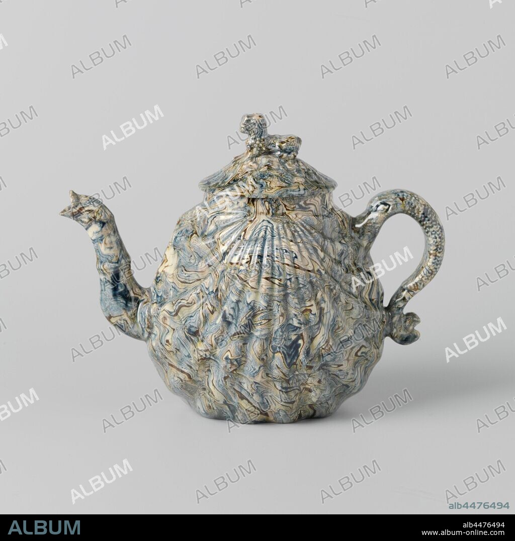 Teapot of hard-fired earthenware, Staffordshire (so-called Whieldon, agate ware), Teapot of hard-fired earthenware. Both sides are shaped like a shell. The spout has the shape of an animal head. The curved lid has a lying lion as a bud and the ear has the appearance of a snake. The glaze is marbled in the colors blue, green, yellow and brown., anonymous, England, c. 1750 - c. 1760, earthenware, lead glaze, h 15.0 cm.