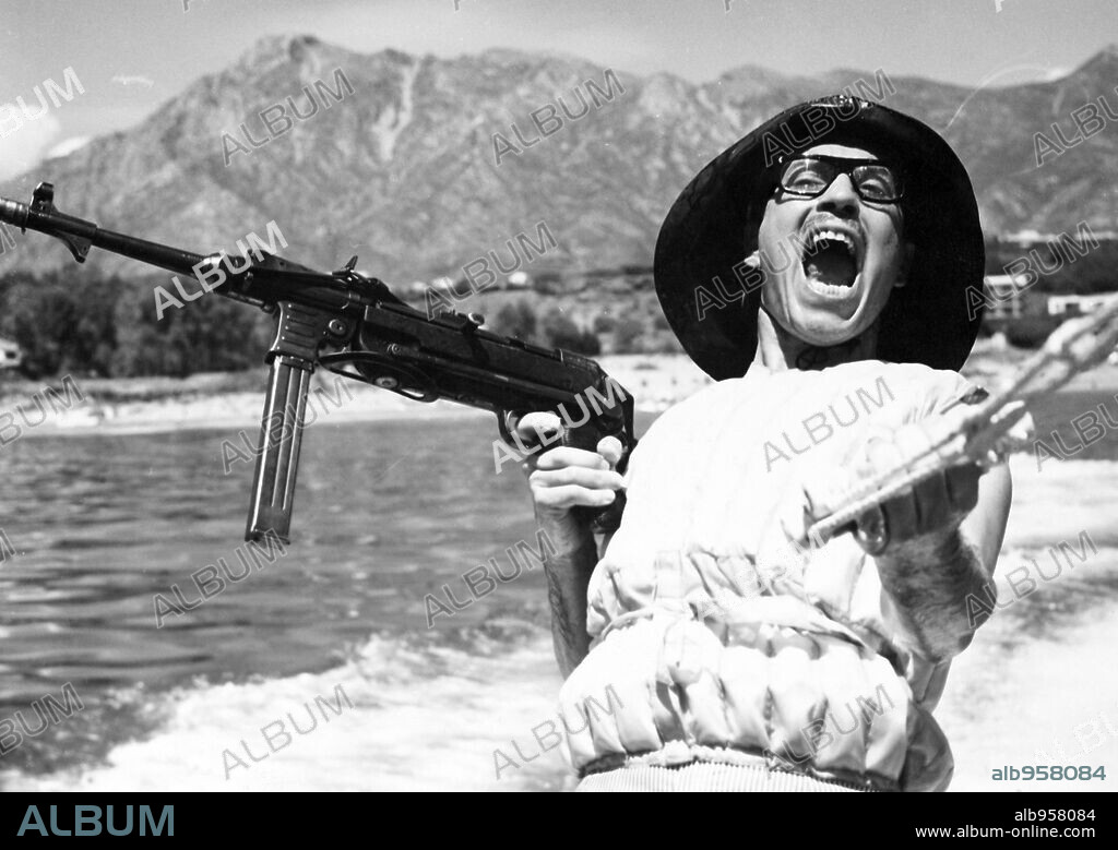 JOSE LUIS LOPEZ VAZQUEZ en OPERACION CABARETERA, 1967, dirigida por MARIANO OZORES HIJO.