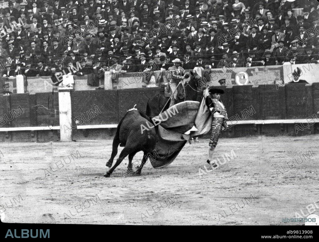 1905. The bullfighter Rafael González Madrid, known as "Machaquito", performing a take.