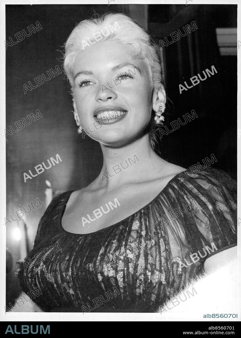 Stockholm 1957-10-16. Amerikanska skådespelerskan Jayne Mansfield vid pressmottagning på Grand Hotel. Foto: John Kjellström / SvD / TT / kod 12014.