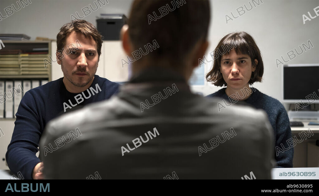 ALBERTO AMMANN und BRUNA CUSI in UPON ENTRY, 2022, unter der Regie von ALEJANDRO ROJAS und JUAN SEBASTIAN VASQUEZ. Copyright ZABRISKIE FILMS.