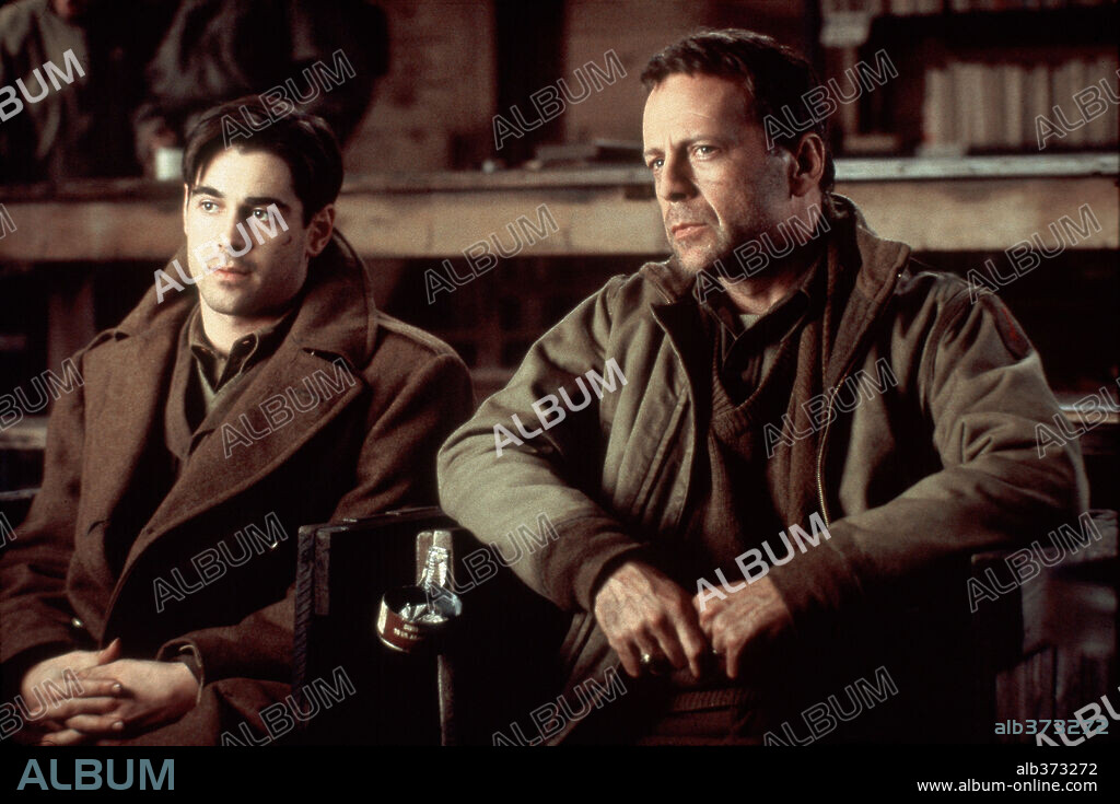 BRUCE WILLIS and COLIN FARRELL in HART'S WAR, 2002, directed by GREGORY HOBLIT. Copyright METRO GOLDWYN.