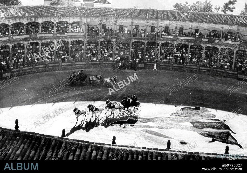 1930. Plaza de Toros de la real maestranza de Ronda durante una corrida Goyesca Celebrada con motivo de la fiesta de Pedro romero.