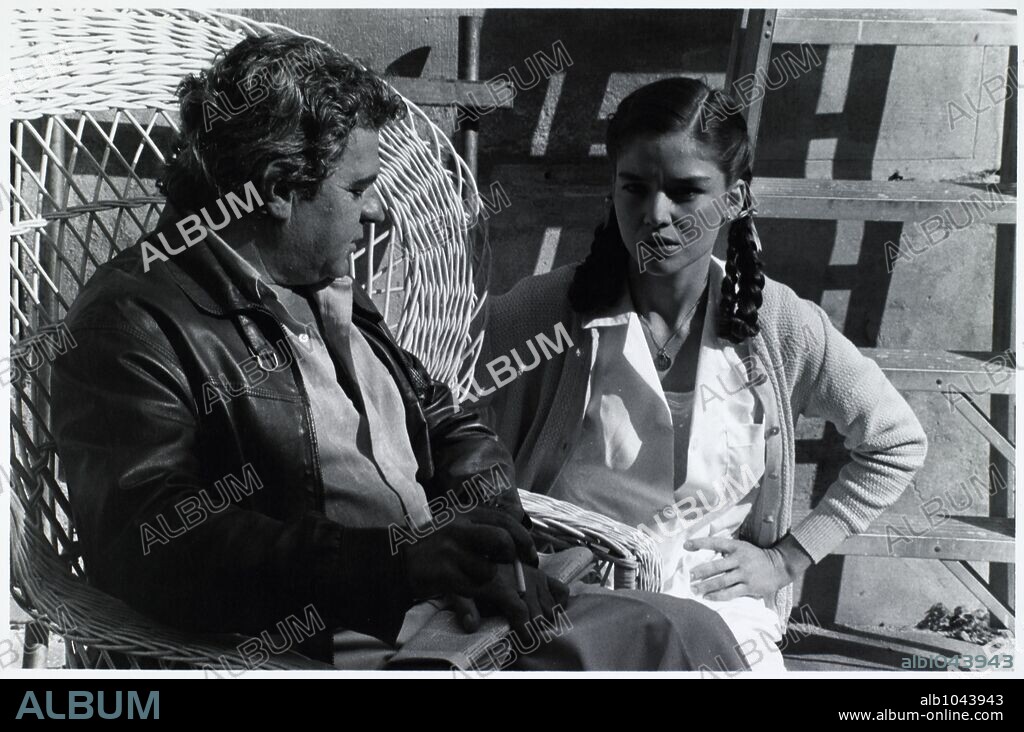 El escritor español Juan Marsé junto a la actriz española Cristina Marsillach, durante el rodaje de "Últimas tardes con Teresa" en septiembre de 1983.