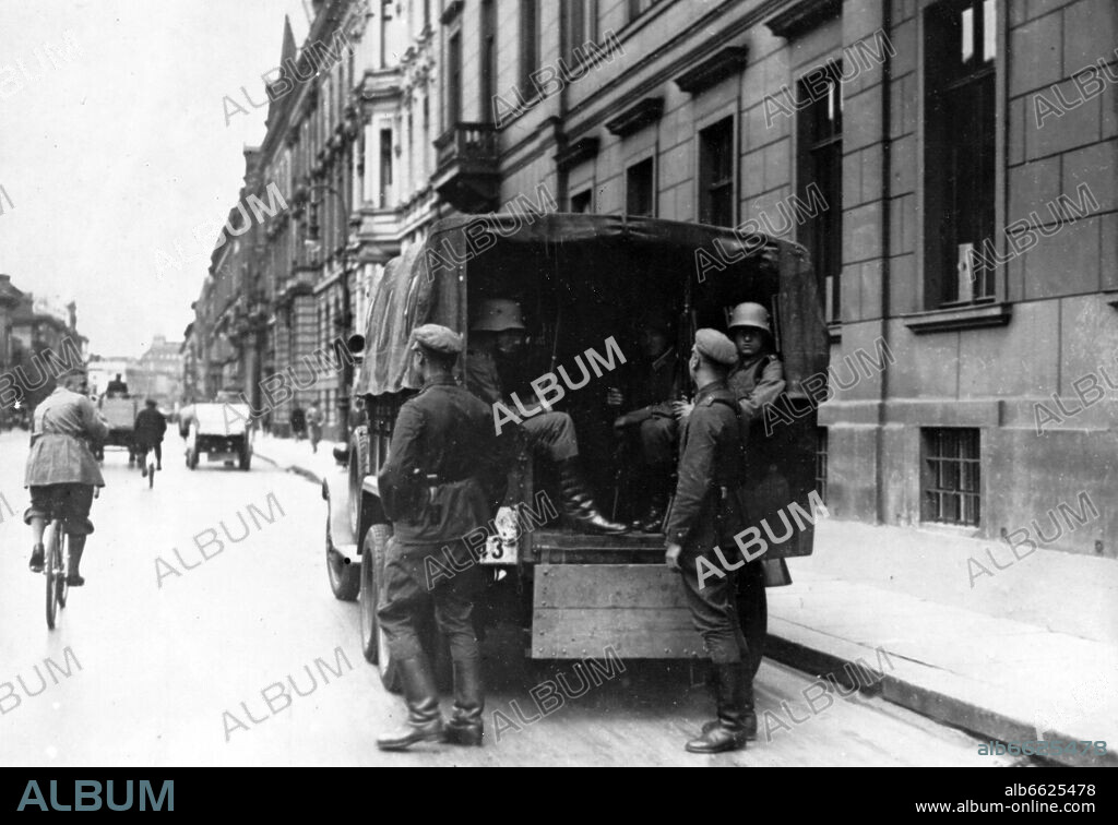 German Revolution 1918/1919: Government troops are pictured in Wilhelmstrasse in Berlin during the street fights in late 1918 / early 1919. Photo: Fotoarchiv für Zeitgeschichte/Archiv. 1919